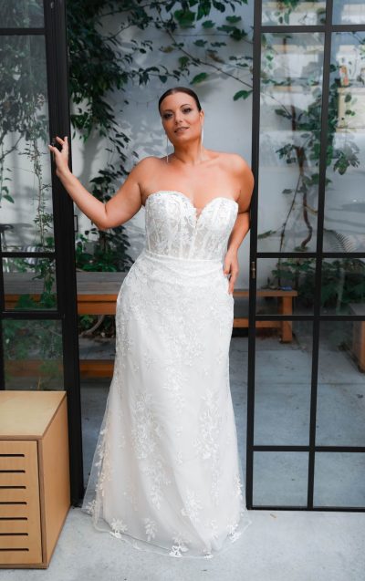 Woman wearing a strapless cossetted wedding dress (wedding dress trends)